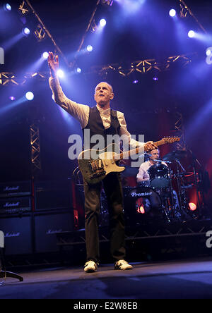 Status Quo bei Konzert auf ihre Premiere bei O2 Apollo Manchester Featuring: Francis Rossi Where: Manchester, Uni Stockfoto