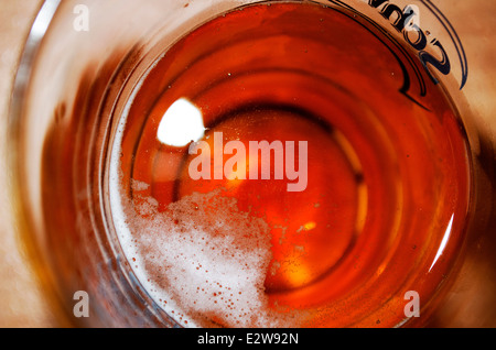 Detail der frisches Bier mit Tropfen für Hintergrund Stockfoto