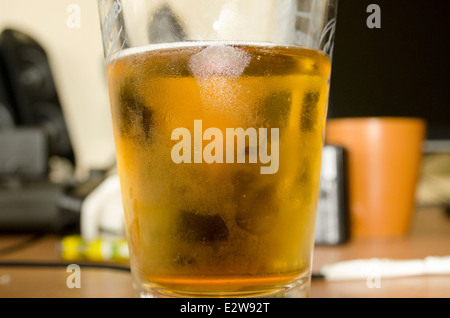 Detail der frisches Bier mit Tropfen für Hintergrund Stockfoto