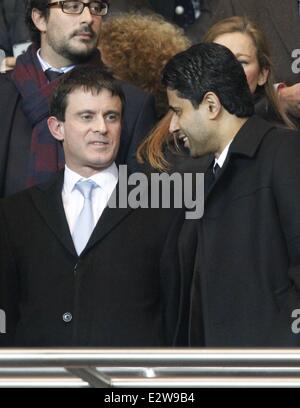 Promi-Gäste während der UEFA-Champions-League-match zwischen Paris Saint-Germain und Valencia im Parc des Princes Featuring: Manuel Valls, Nasser Al-Khelaifi wo: Paris, Parc des Princes, Frankreich bei: 6. März 2013 ** nicht zur Veröffentlichung in Frankreich, Niederlande, Belgien, Spanien und Italien zur Verfügung. Für den Rest der Welt * Stockfoto