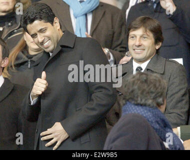 Promi-Gäste während der UEFA-Champions-League-match zwischen Paris Saint-Germain und Valencia im Parc des Princes Featuring: Nasser Al-Khelaifi, Leonardo de Araujo wo: Paris, Parc des Princes, Frankreich bei: 6. März 2013 ** nicht zur Veröffentlichung in Frankreich, Niederlande, Belgien, Spanien und Italien zur Verfügung. Für den Rest der Welt * Stockfoto