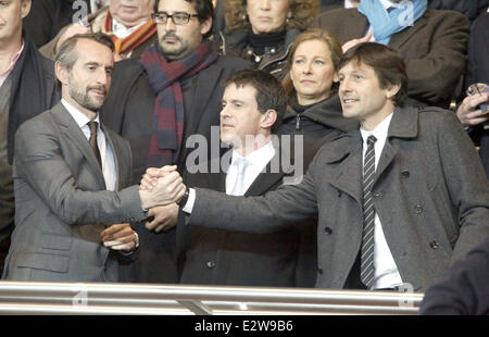 Promi-Gäste während der UEFA-Champions-League-match zwischen Paris Saint-Germain und Valencia im Parc des Princes Featuring: Jean-Claude Blanc, Manuel Valls, Nasser Al-Khelaifi wo: Paris, Parc des Princes, Frankreich bei: 6. März 2013 Stockfoto