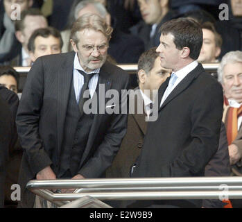 Promi-Gäste während der UEFA-Champions-League-match zwischen Paris Saint-Germain und Valencia im Parc des Princes Featuring: Manuel Valls, Fredric Thiriez wo: Paris, Parc des Princes, Frankreich bei: 6. März 2013 Stockfoto