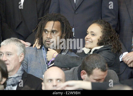 Promi-Gäste während der UEFA-Champions-League-match zwischen Paris Saint-Germain und Valencia im Parc des Princes Featuring: Christian Karembeu, Tochter wo: Paris, Parc des Princes, Frankreich bei: 6. März 2013 ** nicht zur Veröffentlichung in Frankreich, Niederlande, Belgien, Spanien und Italien zur Verfügung. Für den Rest der Welt * Stockfoto