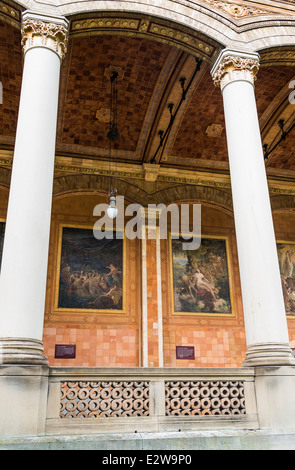 Kapitelle und Säulen, Wandmalereien von Jakob Goetzenberger, Arkade mit der Trinkhalle, Trinken Halle des Spa-Komplex Stockfoto