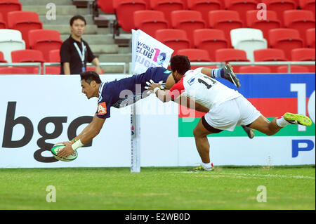 Singapur. 21. Juni 2014. Die Spieler treten während eines Spiels auf den Rugby World Cup 10er in Singapurs National Stadium, 21. Juni 2014 statt. Der Blues von Neuseeland gewann Biarritz Olympique de France 47-7. Bildnachweis: Dann Chih Wey/Xinhua/Alamy Live News Stockfoto