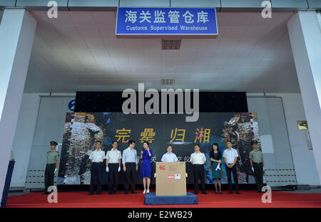 (140621)--CHANGSHA, 21. Juni 2014 (Xinhua)--Mitarbeiter setzen die Min Fanglei vor der Tür überwacht Zolllager von Flughafen Changsha, Hauptstadt der Provinz Zentral-China Hunan, 21. Juni 2014. Lei war eine Art Ritual Schiff und Wein Container in der späten Shang-Dynastie (1600-1046 v. Chr.) und die frühe Zhou-Dynastie (1046-771 v. Chr.) in China. Min Fanglei, die aus den Inschriften auf es zu seinem Namen Min kam, ist die schönsten und größten Lei je ausgegraben. Der Körper des Min Fanglei vom Deckel seit getrennt wurde seine wurde 1919 in Taoyuan County ausgegraben Stockfoto