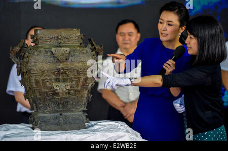 (140621)--CHANGSHA, 21. Juni 2014 (Xinhua)--Mitarbeiter überprüfen die Min Fanglei bei überwacht Zolllager von Flughafen Changsha, Hauptstadt der Provinz Zentral-China Hunan, 21. Juni 2014. Lei war eine Art Ritual Schiff und Wein Container in der späten Shang-Dynastie (1600-1046 v. Chr.) und die frühe Zhou-Dynastie (1046-771 v. Chr.) in China. Min Fanglei, die aus den Inschriften auf es zu seinem Namen Min kam, ist die schönsten und größten Lei je ausgegraben. Der Körper des Min Fanglei vom Deckel seit getrennt wurde seine wurde 1919 in Taoyuan County Hunan ausgegraben. Die famo Stockfoto