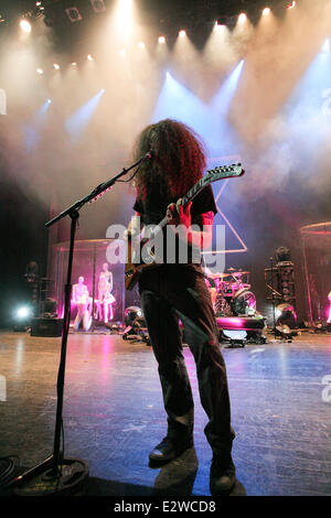 Coheed und Cambria Durchführung Leben im Fillmore Miami Beach am Jackie Gleason Theater auf Miami Beach mit: Claudio Sanchez Where: Miami, Florida, USA bei: 8. März 2013 Stockfoto