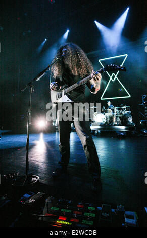 Coheed und Cambria Durchführung Leben im Fillmore Miami Beach am Jackie Gleason Theater auf Miami Beach mit: Claudio Sanchez Where: Miami, Florida, USA bei: 8. März 2013 Stockfoto