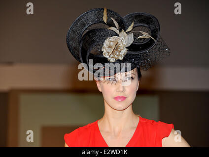 Birmingham Fashionweek 2013 - Karen Morris Milliner - Start-und Landebahn Featuring: Modell wo: Birmingham, Vereinigtes Königreich bei: 10. März 2013 Stockfoto