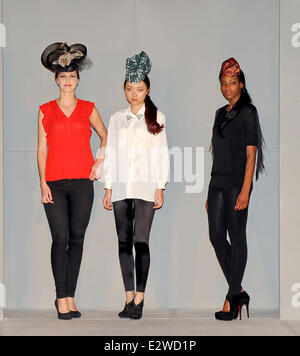 Birmingham Fashionweek 2013 - Karen Morris Milliner - Start-und Landebahn Featuring: Modell wo: Birmingham, Vereinigtes Königreich bei: 10. März 2013 Stockfoto