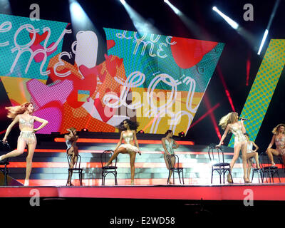 Girls Aloud Kick-off der schottischen Bein ihrer '10 - The Hits Tour"am SECC Featuring: Cheryl Cole, Kimberley Walsh, Nicola Roberts, Sarah Harding, Nadine Coyle, Girls Aloud, wo: Glasgow bei: 9. März 2013 Stockfoto