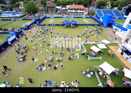 Eastbourne, Vereinigtes Königreich. 21. Juni 2014. Aegon International Eastbourne. Zuschauer machen Sie eine Pause und Erfrischung nehmen, wie sie auf Beginn des Spiels in den Finals in Devonshire Park warten. Bildnachweis: Aktion Plus Sport/Alamy Live-Nachrichten Stockfoto