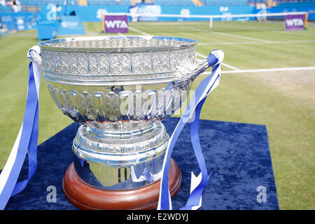 Eastbourne, Vereinigtes Königreich. 21. Juni 2014. Aegon International Eastbourne. Die Trophäe auf dem Centrecourt auf der WTA-Aegon international in Devonshire Park angezeigt. Bildnachweis: Aktion Plus Sport/Alamy Live-Nachrichten Stockfoto