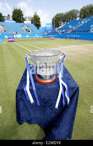 Eastbourne, Vereinigtes Königreich. 21. Juni 2014. Aegon International Eastbourne. Die Trophäe auf dem Centrecourt auf der WTA-Aegon international in Devonshire Park angezeigt. Bildnachweis: Aktion Plus Sport/Alamy Live-Nachrichten Stockfoto