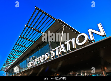 Bahnhof Stratford entfernt ist eine große mehrstufige Bahnhof in Stratford Stockfoto