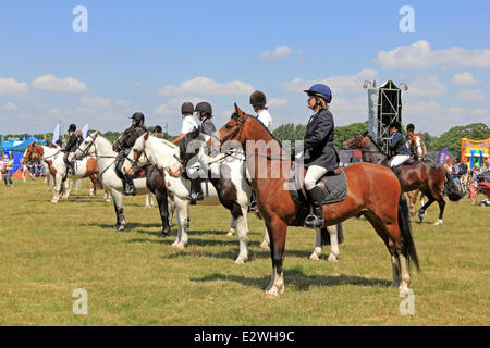 Wimbledon Common, London SW19 UK. 21. Juni 2014. Pferde und Reiter Line-up im Show-Ring The Wimbledon Village Fair, eine jährliche Veranstaltung mit mehr als 20.000 Besuchern zu konkurrieren. Alle Gelder werden verwendet, um lokale gemeinnützige Projekte zu unterstützen. Es ist ein toller Tag für die Familie mit Highlights wie ein Reitturnier, Ponyreiten, Stände verkaufen eine Vielzahl von Gütern, live-Musik und ein Jahrmarkt. Bildnachweis: Julia Gavin/Alamy Live-Nachrichten Stockfoto