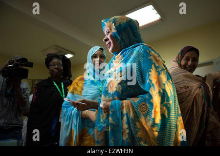 Nouakchott, Mauretanien. 21. Juni 2014. LALLA MARYEM MINT MOULAYE IDRISS, tritt eine zweite Präsidenten hoffnungsvoll in mauretanischen Präsidentschaftswahlen Wahllokal in Nouakchott. Idriss ist die zweite weibliche Präsidentschaftswahlen Hoffnung in der Geschichte der islamischen Republik Mauretanien. Sie steht als unabhängiger Kandidat. Mauretanier strömten zum Wahllokal in Gebot, Präsidenten zu wählen. Bildnachweis: ZUMA Press, Inc./Alamy Live-Nachrichten Stockfoto