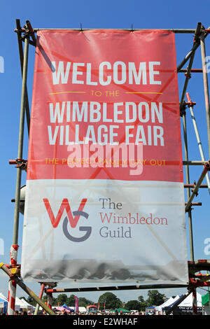 Wimbledon Common, London SW19 UK. 21. Juni 2014. Der Wimbledon Village Fair ist eine jährliche Veranstaltung, die mehr als 20.000 Besucher anzieht. Alle Gelder werden verwendet, um lokale gemeinnützige Projekte zu unterstützen. Es ist ein toller Tag für die Familie mit Highlights wie ein Reitturnier, Ponyreiten, Stände verkaufen eine Vielzahl von Gütern, live-Musik und ein Jahrmarkt. Bildnachweis: Julia Gavin/Alamy Live-Nachrichten Stockfoto