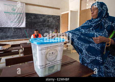 Nouakchott, Mauretanien. 21. Juni 2014. Eine Frau ihre Stimme bei der Umfrage station in Nouakchott.Mauritanians Besetzung strömten zum Wahllokal in Gebot, Präsidenten zu wählen. Aktueller Präsident Abdel Aziz, der sich, als ein Verbündeter des Westens positioniert hat im Kampf gegen militante Islamisten, führte einen 2008 Militärputsch, der Mauretaniens erstmals zum Präsidenten gewählt verdrängt. Bildnachweis: ZUMA Press, Inc./Alamy Live-Nachrichten Stockfoto