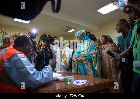 Nouakchott, Mauretanien. 21. Juni 2014. LALLA MARYEM MINT MOULAYE IDRISS, tritt eine zweite Präsidenten hoffnungsvoll in mauretanischen Präsidentschaftswahlen Wahllokal in Nouakchott. Idriss ist die zweite weibliche Präsidentschaftswahlen Hoffnung in der Geschichte der islamischen Republik Mauretanien. Sie steht als unabhängiger Kandidat. Mauretanier strömten zum Wahllokal in Gebot, Präsidenten zu wählen. Bildnachweis: ZUMA Press, Inc./Alamy Live-Nachrichten Stockfoto