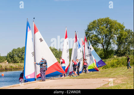 Norfolk, Großbritannien. 21. Juni 2014. Kinder von Beccles Amateur Sailing Club genießen Sie einen perfekten Sommertag auf dem Fluß Waveney auf den Norfolk Broads in Norfolk, England, Großbritannien, Uk Credit: T.M.O.News/Alamy Live News Stockfoto