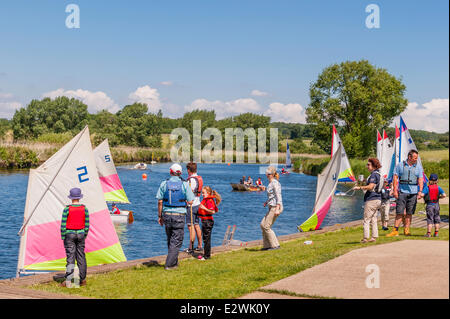 Norfolk, Großbritannien. 21. Juni 2014. Kinder von Beccles Amateur Sailing Club genießen Sie einen perfekten Sommertag auf dem Fluß Waveney auf den Norfolk Broads in Norfolk, England, Großbritannien, Uk Credit: T.M.O.News/Alamy Live News Stockfoto