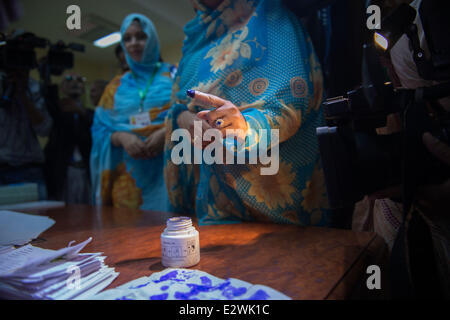 Nouakchott, Mauretanien. 21. Juni 2014. LALLA MARYEM MINT MOULAYE IDRISS, zeigt einen zweiten Präsidenten hoffnungsvoll in mauretanischen Präsidentschaftswahlen dem eingefärbten Finger als sie gegossen ihre Stimme in Nouakchott. Idriss ist die zweite weibliche Präsidentschaftswahlen Hoffnung in der Geschichte der islamischen Republik Mauretanien. Sie steht als unabhängiger Kandidat. Mauretanier strömten zum Wahllokal in Gebot, Präsidenten zu wählen. Bildnachweis: ZUMA Press, Inc./Alamy Live-Nachrichten Stockfoto