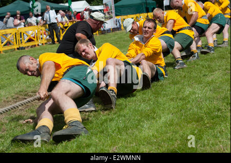 Lincoln, UK. 21. Juni 2014. Mitglieder des Lincoln Tauziehen Teams erwarten den Beginn der Wärme in die Männer-700kg-Klasse. Lincoln sind offene Club Europameister. Die Gewinner werden eingeladen, bei den Weltmeisterschaften in Winconsin, USA zu konkurrieren. Bildnachweis: David Mark/Alamy Live-Nachrichten Stockfoto