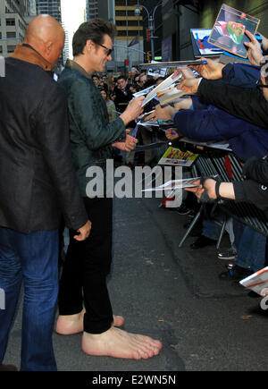 Jim Carrey fährt der Ed Sullivan Theater für "The Late Show with David Letterman" Einsatzdauer seine übergroße Gummifüße und Flügel mit: Jim Carrey Where: New York City, New York, USA bei: 13. März 2013 Stockfoto