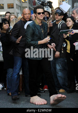 Jim Carrey fährt der Ed Sullivan Theater für "The Late Show with David Letterman" Einsatzdauer seine übergroße Gummifüße und Flügel mit: Jim Carrey Where: New York City, New York, USA bei: 13. März 2013 Stockfoto