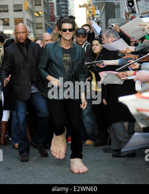 Jim Carrey fährt der Ed Sullivan Theater für "The Late Show with David Letterman" Einsatzdauer seine übergroße Gummifüße und Flügel mit: Jim Carrey Where: New York City, New York, USA bei: 13. März 2013 Stockfoto