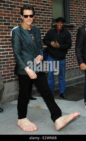 Jim Carrey fährt der Ed Sullivan Theater für "The Late Show with David Letterman" Einsatzdauer seine übergroße Gummifüße und Flügel mit: Jim Carrey Where: New York City, New York, USA bei: 13. März 2013 Stockfoto