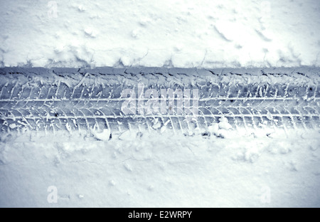 Detail des Autos Reifen Spur im Schnee Stockfoto