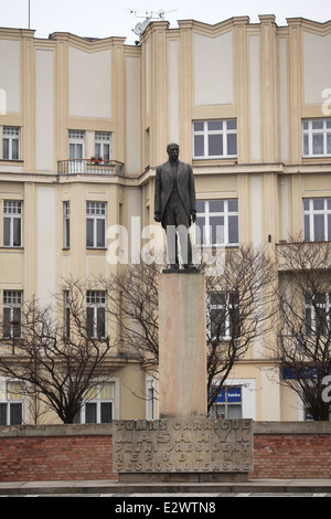 Tomáš Garrigue Masaryk Tschechische moderne Bildhauers Otto Guttfreud in Hradec Kralove, Tschechische Republik-Denkmal. Tomáš Garrigue Masaryk war der Gründer und der erste Präsident der Tschechoslowakei. Das Denkmal von Otto Gutfreund wurde am Masaryk-Platz vor dem Anglobanka Gebäude vom tschechischen modernistischen Architekten Josef Gocar errichtet. Das Denkmal wurde am 28. Oktober 1926 eröffnet, am 6. Oktober 1940 von den NS-Behörden entfernt, am 28. Oktober 1946 wieder eröffnet, durch die kommunistischen Behörden am 5. März 1953 wieder entfernt und eröffnet am 27. Oktober 1990 zum dritten Mal. Stockfoto