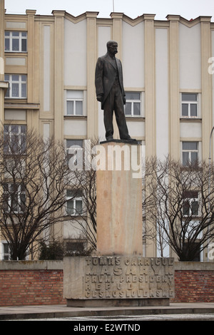 Tomáš Garrigue Masaryk Tschechische moderne Bildhauers Otto Guttfreud in Hradec Kralove, Tschechische Republik-Denkmal. Tomáš Garrigue Masaryk war der Gründer und der erste Präsident der Tschechoslowakei. Das Denkmal von Otto Gutfreund wurde am Masaryk-Platz vor dem Anglobanka Gebäude vom tschechischen modernistischen Architekten Josef Gocar errichtet. Das Denkmal wurde am 28. Oktober 1926 eröffnet, am 6. Oktober 1940 von den NS-Behörden entfernt, am 28. Oktober 1946 wieder eröffnet, durch die kommunistischen Behörden am 5. März 1953 wieder entfernt und eröffnet am 27. Oktober 1990 zum dritten Mal. Stockfoto