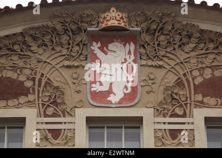 Böhmische heraldische Löwen des tschechischen Bildhauers Stanislav Sucharda auf Okresni Dum (Gauhaus) von tschechischen Architekten Jan Kotera in Hradec Kralove, Tschechische Republik. Stockfoto