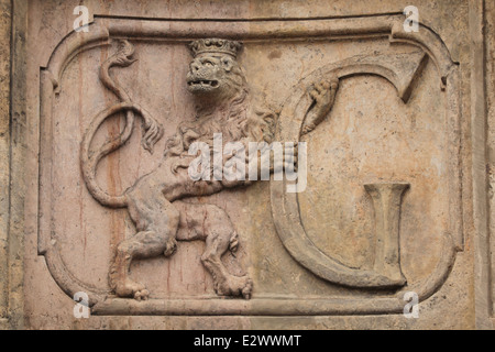 Wappen von Hradec Kralove dargestellt auf die Pestsäule am Velké Square in Hradec Kralove, Tschechische Republik. Stockfoto