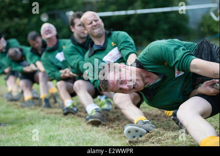 Lincoln, UK. 21. Juni 2014. Nationalen Outdoor Tauziehen Meisterschaften. Mitglieder des Vereins Holland Tauziehen im Wettbewerb im Finale der Herren 580 KG Klasse. Mannschaften aus über dem Land haben in der Kaserne Sobraon. Gewinner von vier Klassen werden eingeladen, bei den Weltmeisterschaften in Wisconsin, USA im August zu konkurrieren. Holland-Club aus Derbyshire, UK, gewann Silber, von zwei Dales Club geschlagen. Bildnachweis: David Mark/Alamy Live-Nachrichten Stockfoto