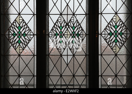 Sezession Fenster des tschechischen Künstlers Frantisek Kysela im Museum von Ostböhmen in Hradec Kralove, Tschechische Republik. Stockfoto