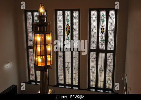 Sezession Fenster des tschechischen Künstlers Frantisek Kysela im Museum von Ostböhmen in Hradec Kralove, Tschechische Republik. Stockfoto