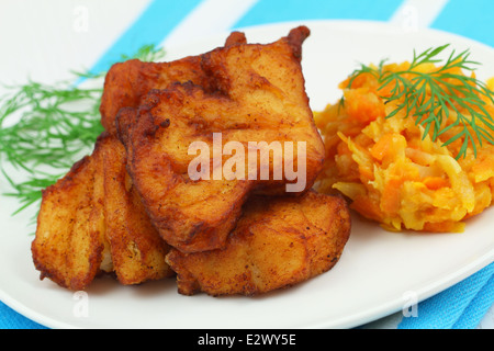 Gebratener Kabeljau-Stücke mit Gemüse Stockfoto