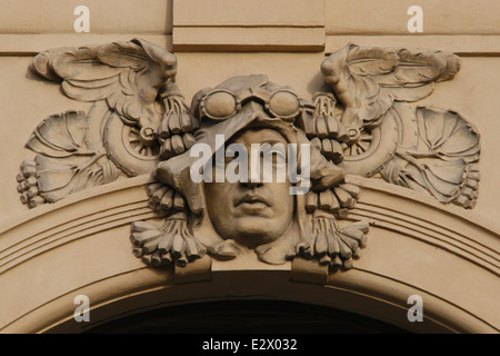 Luftfahrt. Allegorische Maskaron des tschechischen Bildhauers Karel Novák über das Gemeindehaus in Prag, Tschechische Republik. Stockfoto