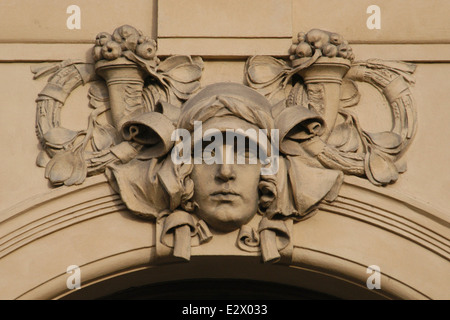 Landwirtschaft. Allegorische Maskaron des tschechischen Bildhauers Karel Novák über das Gemeindehaus in Prag, Tschechische Republik. Stockfoto