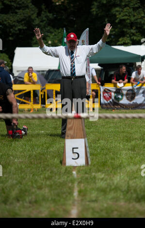 Lincoln, UK. 21. Juni 2014. Sobraon-Kaserne, Lincoln, UK. Der Schiedsrichter legt die Linie für das Finale der Herren-508-kg-Klasse bei den nationalen Meisterschaften für Outdoor Tauziehen. Teams aus über dem Land trafen, um zu konkurrieren. Gewinner der verschiedenen Kategorien haben die Möglichkeit, nach Wisconsin, USA für die WM im August zu reisen. Bildnachweis: David Mark/Alamy Live-Nachrichten Stockfoto