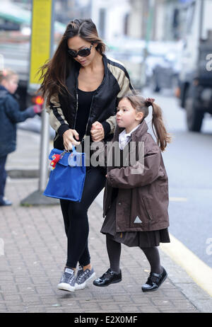 Myleene Klass nimmt ihre Tochter Ava mit in die Schule: Myleene Klass, Tochter Ava Where: London, Vereinigtes Königreich bei: 18. März 2013 Stockfoto