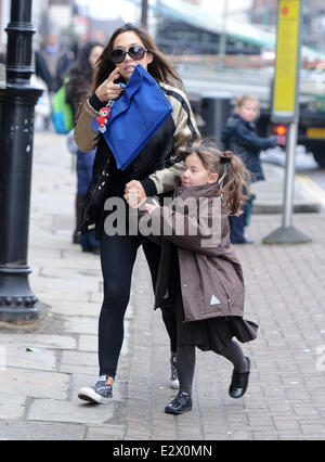 Myleene Klass nimmt ihre Tochter Ava mit in die Schule: Myleene Klass, Tochter Ava Where: London, Vereinigtes Königreich bei: 18. März 2013 Stockfoto