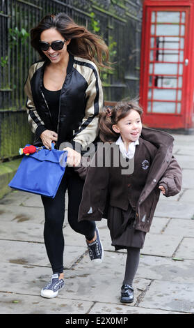 Myleene Klass nimmt ihre Tochter Ava mit in die Schule: Myleene Klass, Tochter Ava Where: London, Vereinigtes Königreich bei: 18. März 2013 Stockfoto