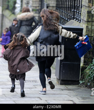 Myleene Klass nimmt ihre Tochter Ava mit in die Schule: Myleene Klass, Tochter Ava Where: London, Vereinigtes Königreich bei: 18. März 2013 Stockfoto